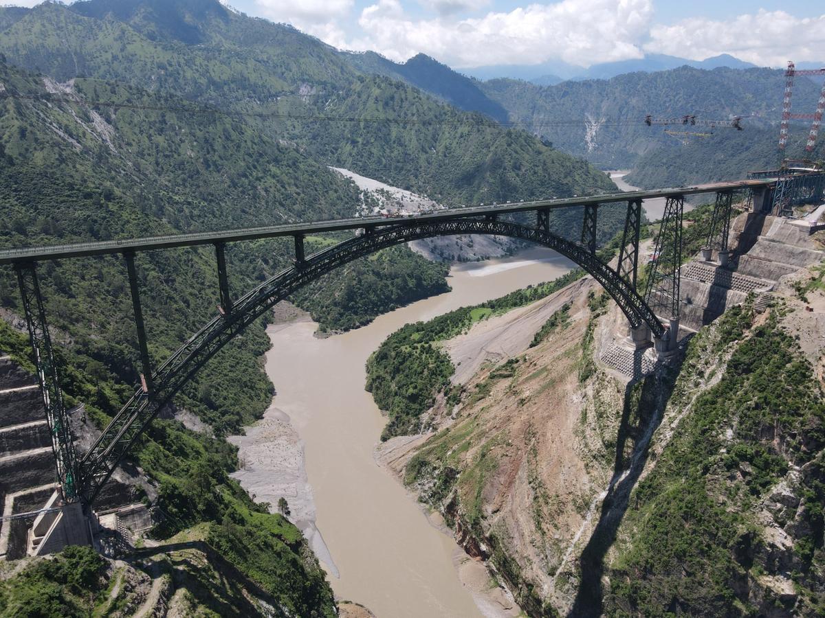 The world's highest railway bridge: चिनाब ब्रिज अब तैयार, जानिए क्या है इसकी खासियतें 1 Chenab Bridge